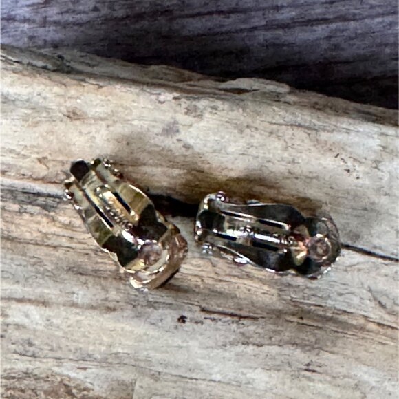 Swarovski Emerald Green Crystal Gold Tone Huggie Hoop Earrings Signed Vintage - Picture 5 of 5